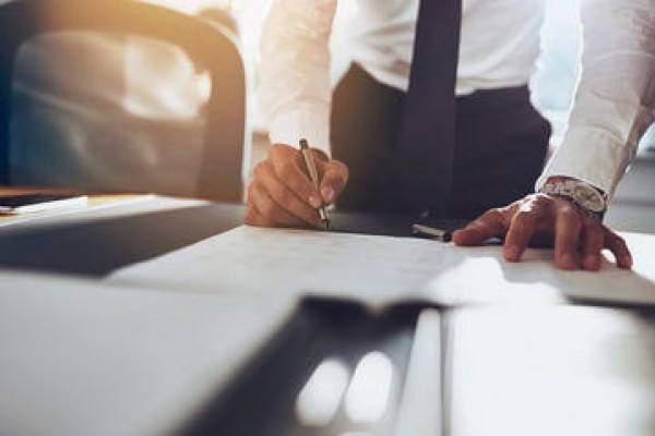 businessnewsroom-businessman-signing-contractAD55BAE3-5046-6512-942F-F61464631F78.jpg