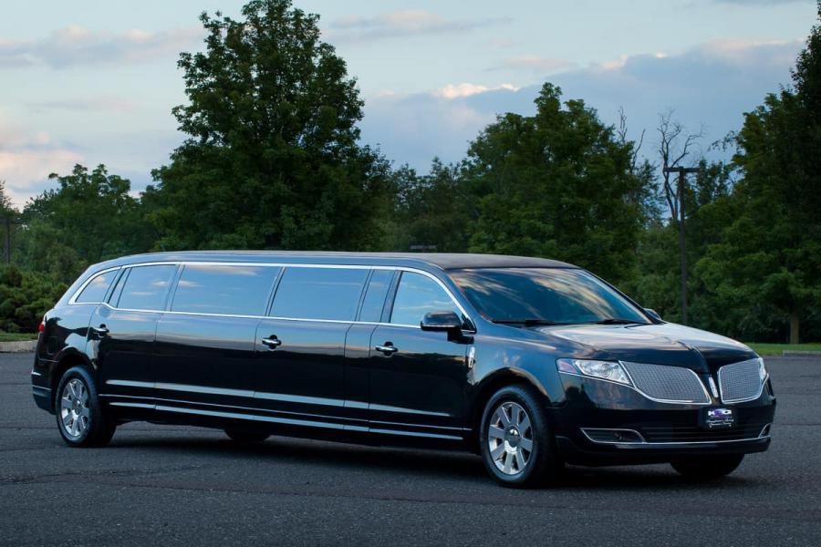 STRETCHED BLACK LINCOLN LIMOUSINE